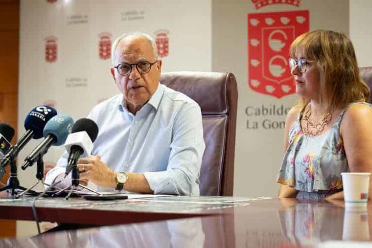 Casimiro Curbelo, junto a la consejera de Servicios Sociales, Rosa Elena García.