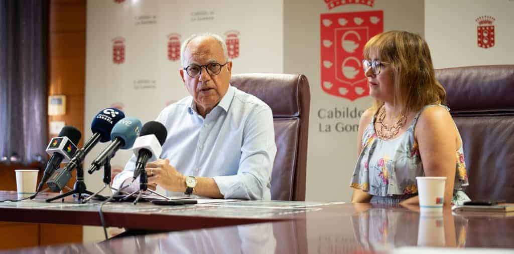 Casimiro Curbelo, junto a la consejera de Servicios Sociales, Rosa Elena García.