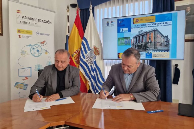 El Subdelegado y el Alcalde firmando el convenio