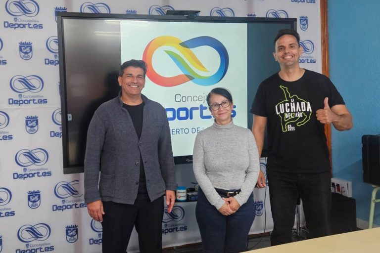 El edil Alberto Cabo junto al promotor de la Luchada del año Ruymán Suárez