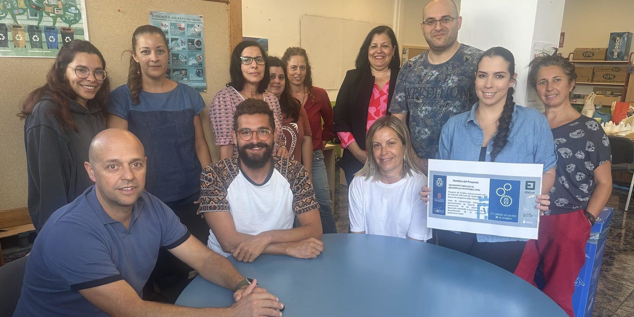 FOTO del concejal Eduardo Dávila junto a algunos de los integrantes del PROYECTO TACORONTE IMPULSO AL DESARROLLO SOSTENIBLE, clausurado el pasado año.