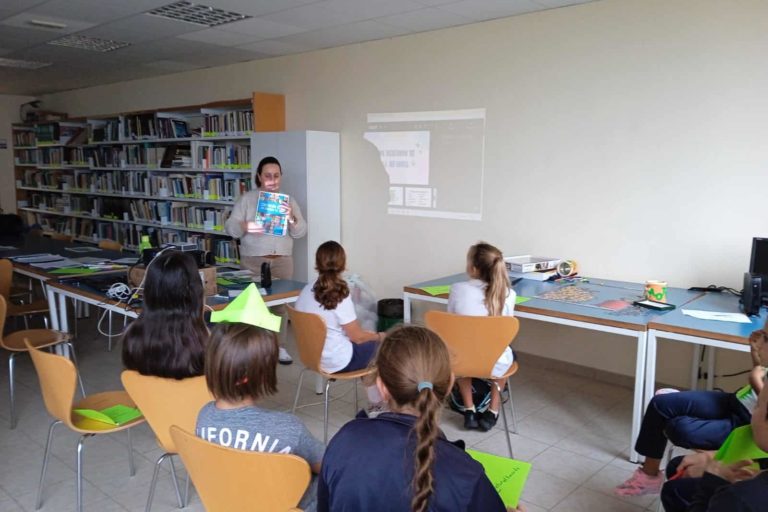 La Psicóloga municipal del área de Menores en un encuentro con la ludoteca La Estrella Contenta
