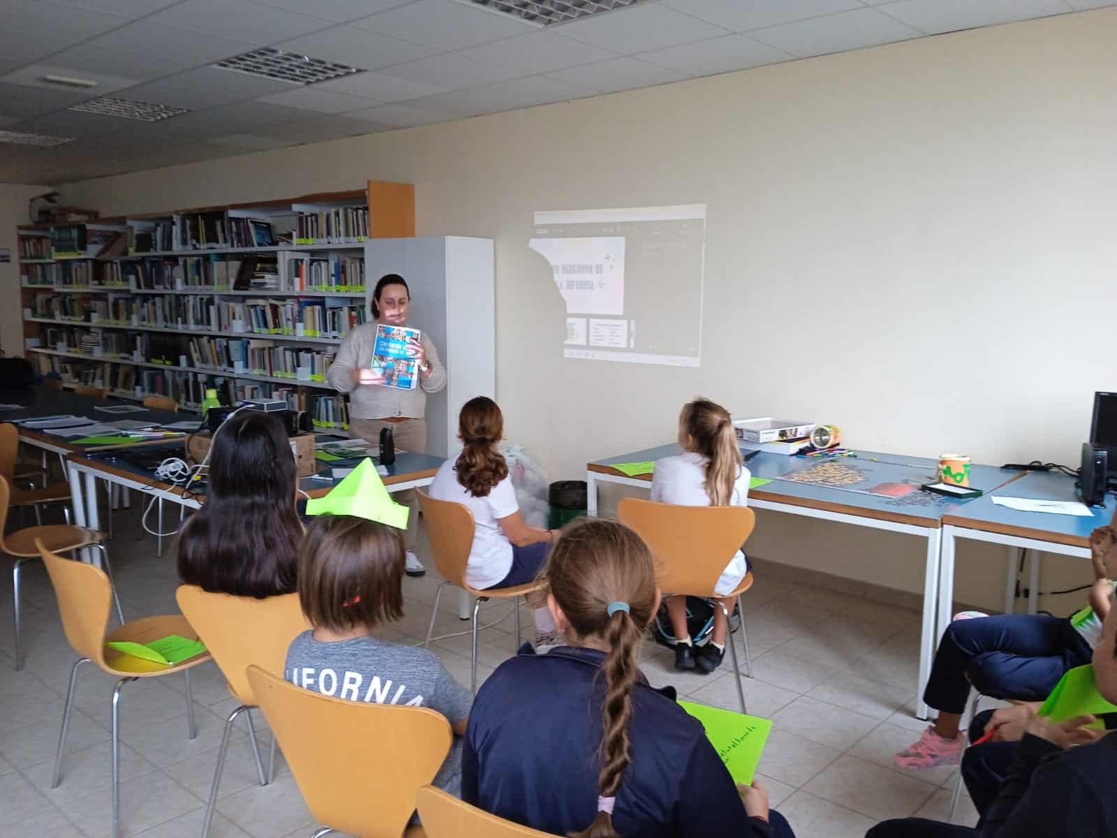 La Psicóloga municipal del área de Menores en un encuentro con la ludoteca La Estrella Contenta