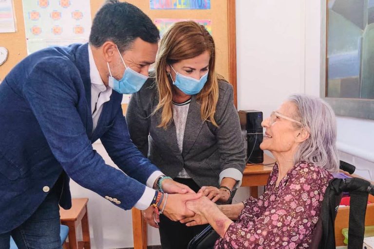 Lope Afonso y Águeda Fumerro durante una visita