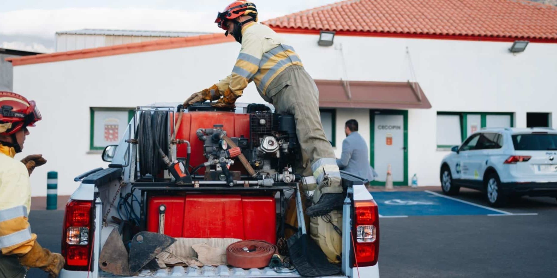 Operarios del contigente de emergencias en el CECOPIn