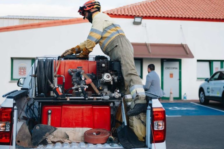 Operarios del contigente de emergencias en el CECOPIn