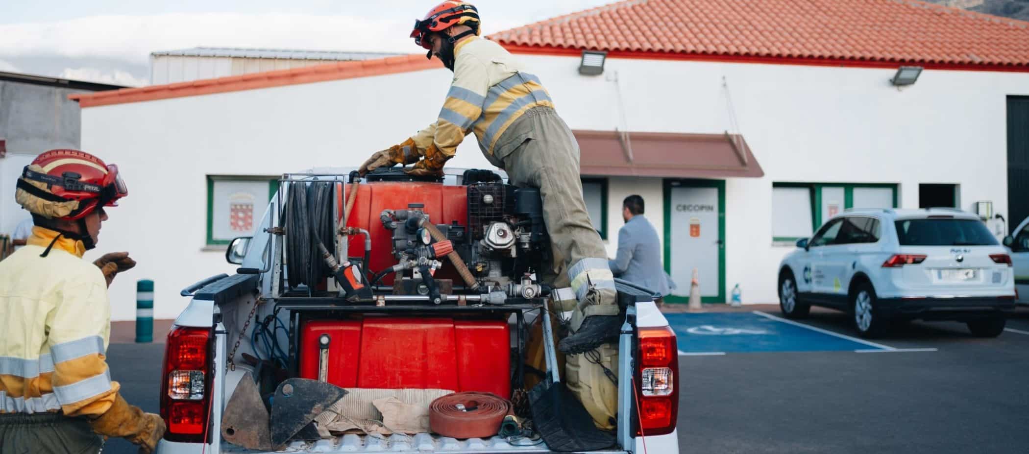 Operarios del contigente de emergencias en el CECOPIn
