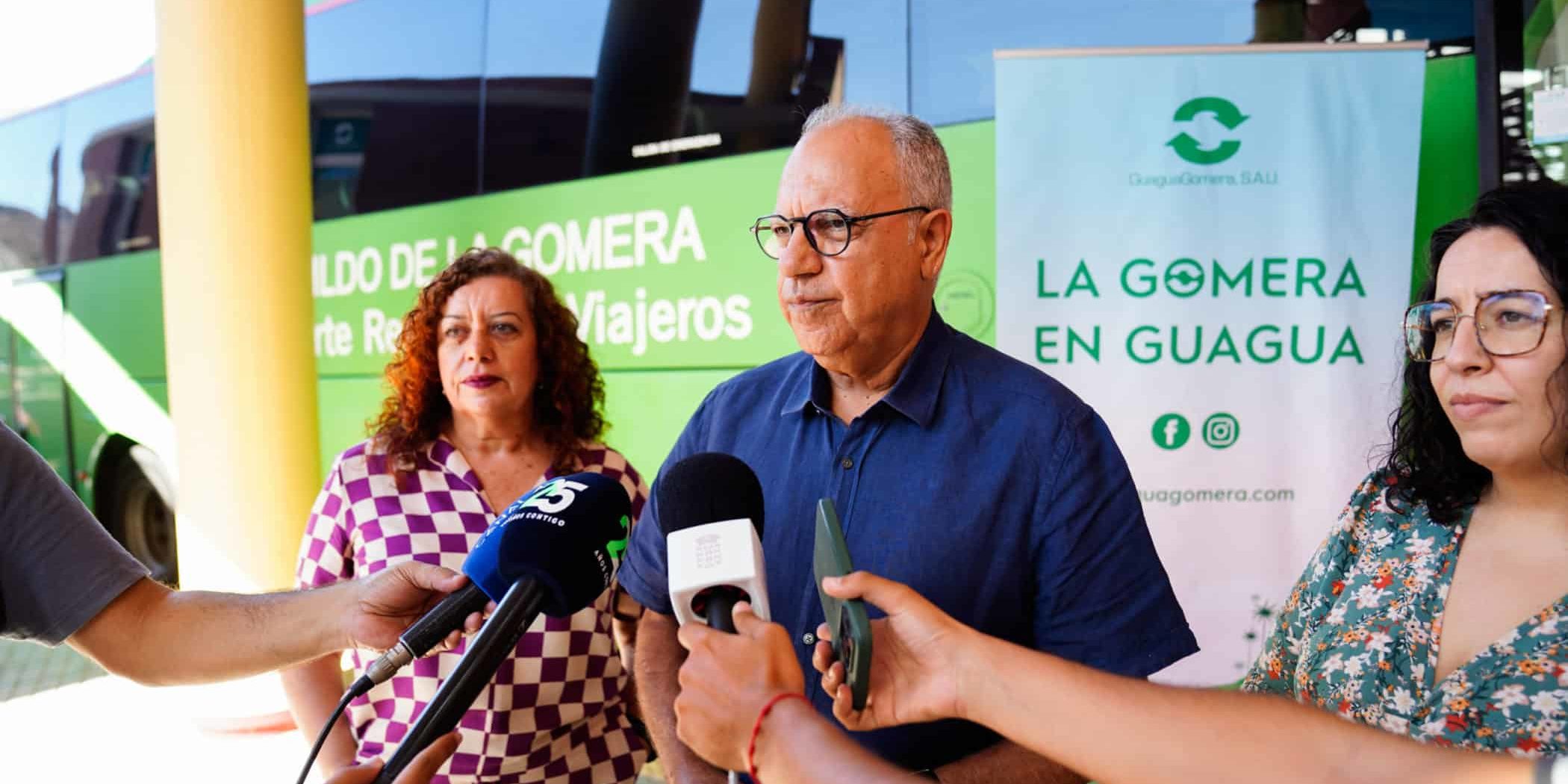 030225 Casimiro Curbelo, presidente del Cabildo – Inma Padrón (izq.), gerente de GuaguaGomera – Cristina Ventura (dcha.), consejera insular de Movilidad (1)
