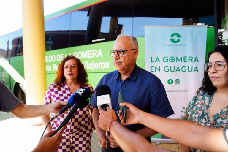 030225 Casimiro Curbelo, presidente del Cabildo – Inma Padrón (izq.), gerente de GuaguaGomera – Cristina Ventura (dcha.), consejera insular de Movilidad (1)