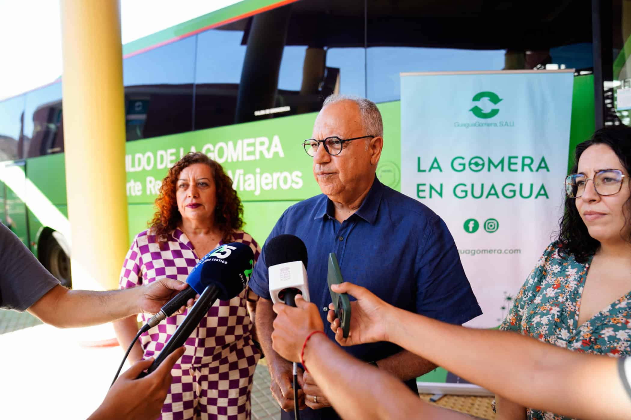 030225 Casimiro Curbelo, presidente del Cabildo – Inma Padrón (izq.), gerente de GuaguaGomera – Cristina Ventura (dcha.), consejera insular de Movilidad (1)