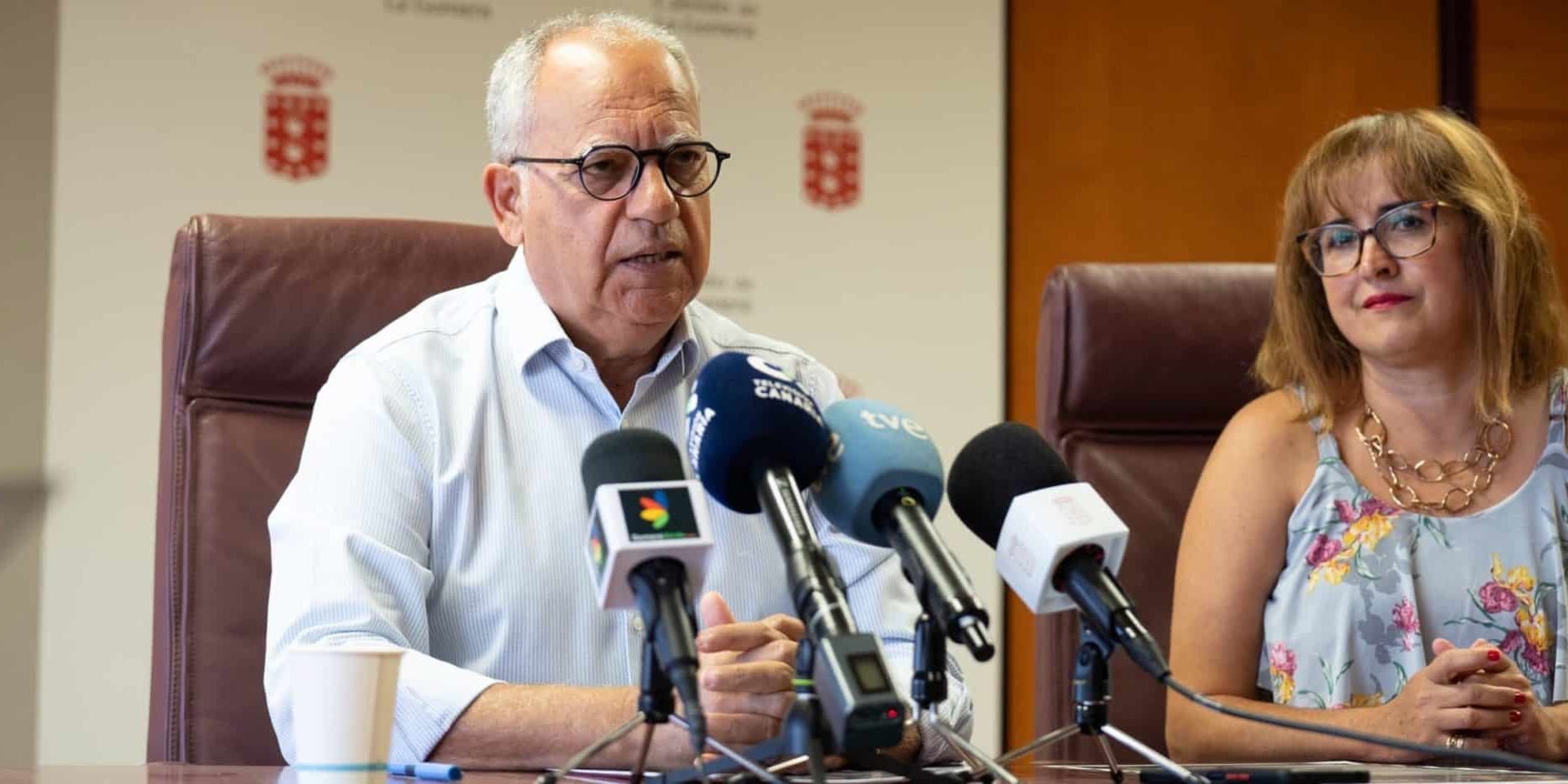 040225 Casimiro Curbelo, presidente del Cabildo de La Gomera, y Rosa Elena García, consejera insular de Educación