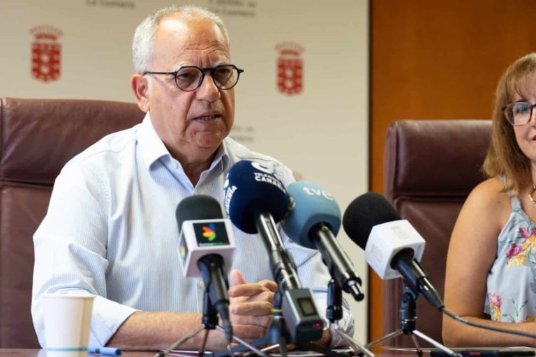 040225 Casimiro Curbelo, presidente del Cabildo de La Gomera, y Rosa Elena García, consejera insular de Educación