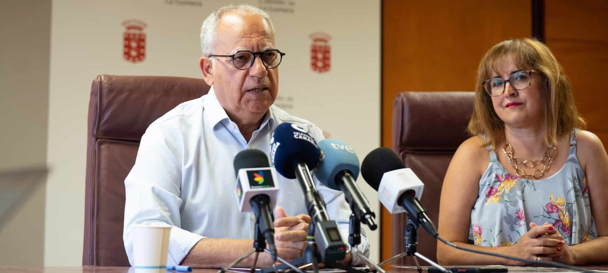 040225 Casimiro Curbelo, presidente del Cabildo de La Gomera, y Rosa Elena García, consejera insular de Educación