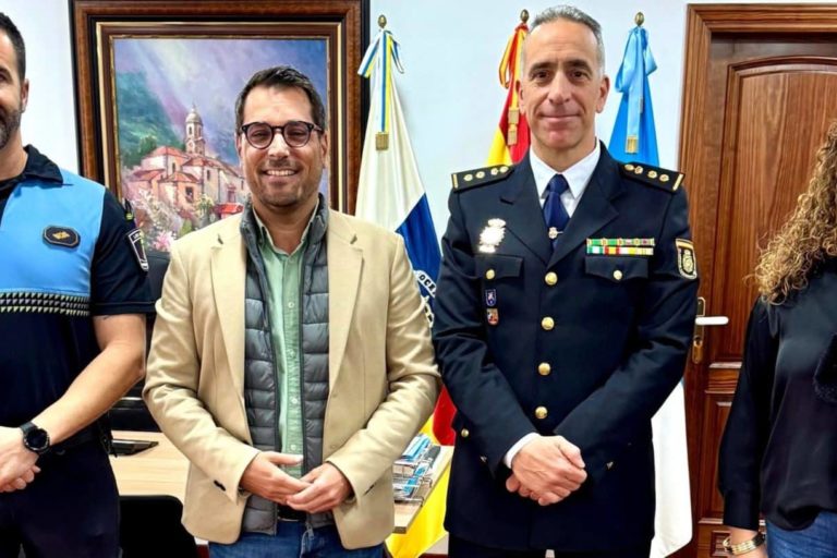 040225 Visita comisario jefe de la Comisar�a Puerto Cruz Realejos Polic�a Nacional