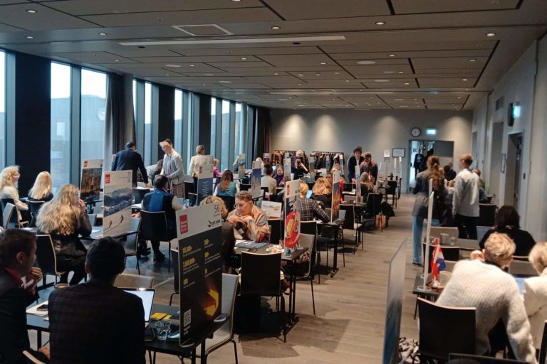 050225 Travel News Market de Copenhague