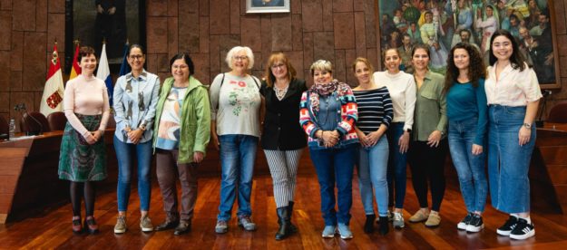 140225 La consejera insular de Servicios Sociales, Rosa Elena García, junto a profesionales del sector social, durante la presentación del servicio de atención domiciliaria de salud mental