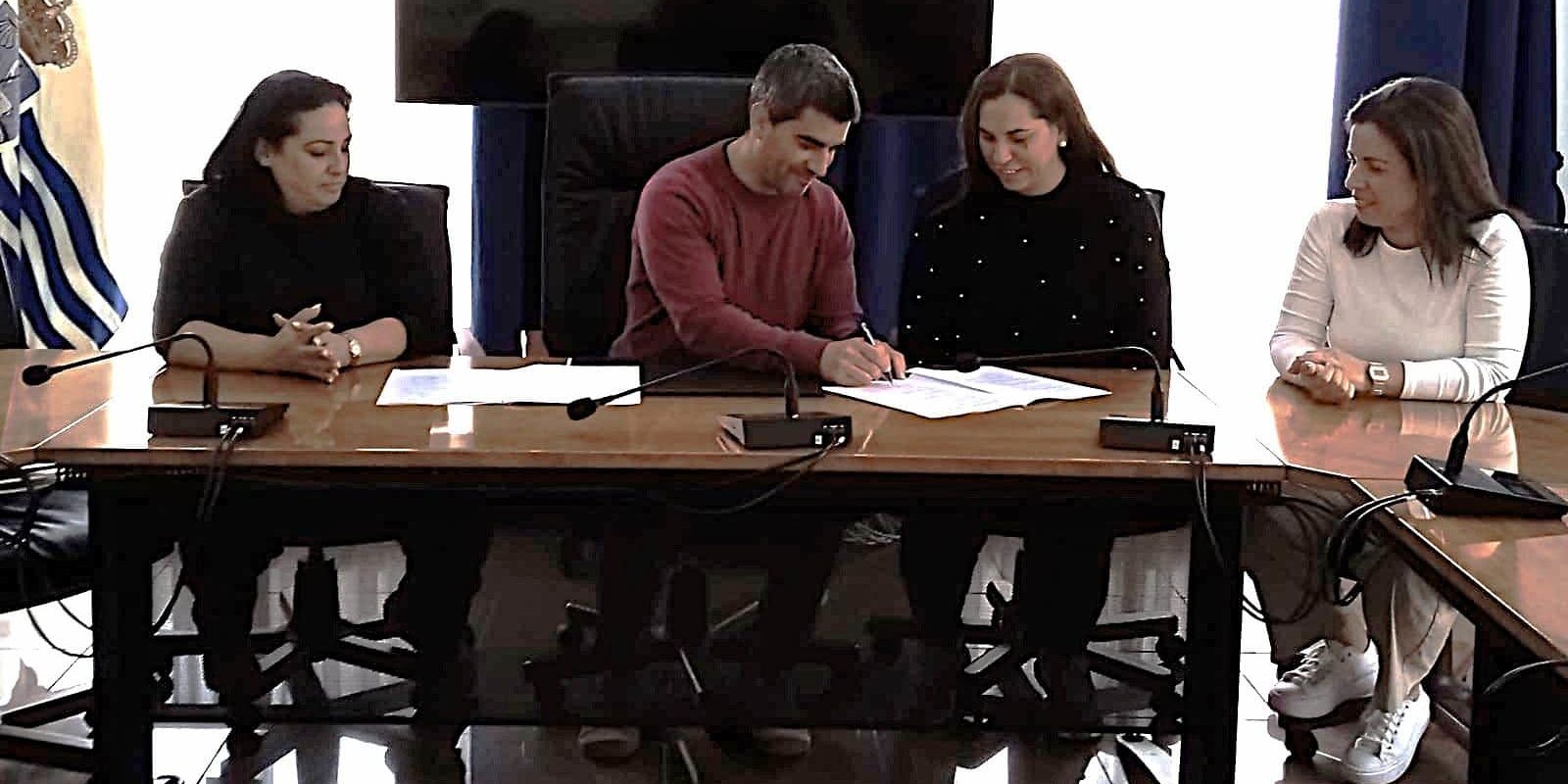 El Concejal firmando con representantes de las dos AMPAS