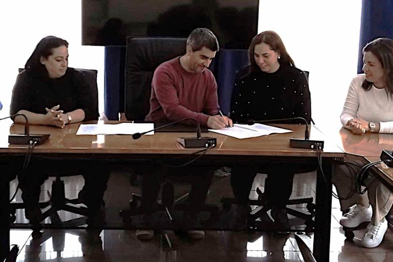 El Concejal firmando con representantes de las dos AMPAS