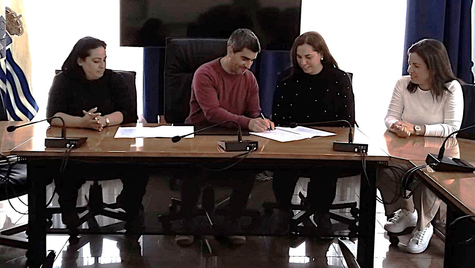 El Concejal firmando con representantes de las dos AMPAS