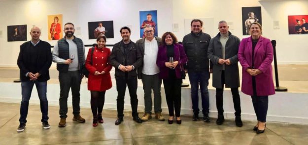 Enrique Acosta junto al Gobierno local