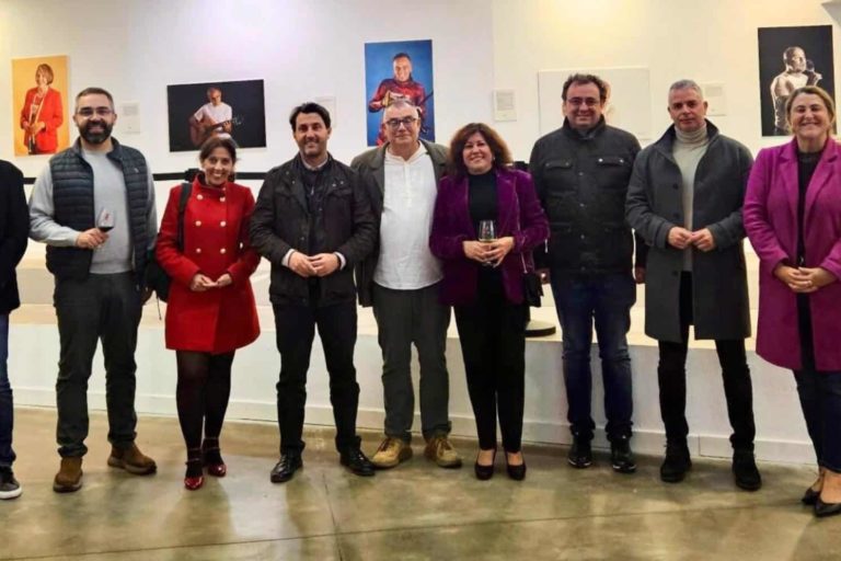 Enrique Acosta junto al Gobierno local
