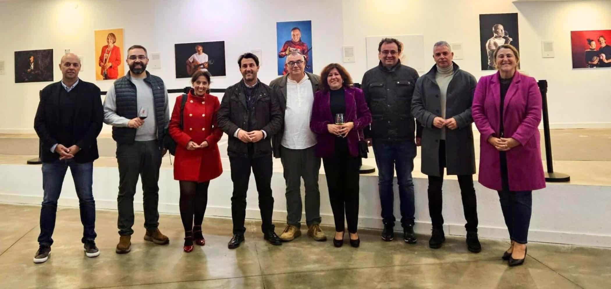 Enrique Acosta junto al Gobierno local