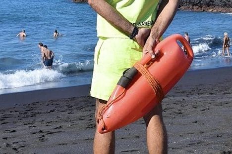 Foto personal empresa mantenimiento de playas municipales