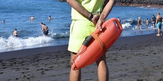 Foto personal empresa mantenimiento de playas municipales