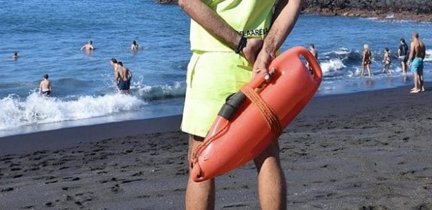 Foto personal empresa mantenimiento de playas municipales