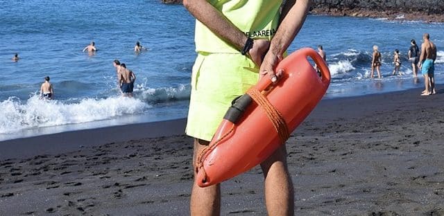Foto personal empresa mantenimiento de playas municipales
