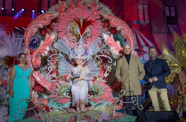 REINA CON ALCALDE, CONCEJAL DE FIESTAS Y PRIMERA DAMA DE HONOR DEL 2023