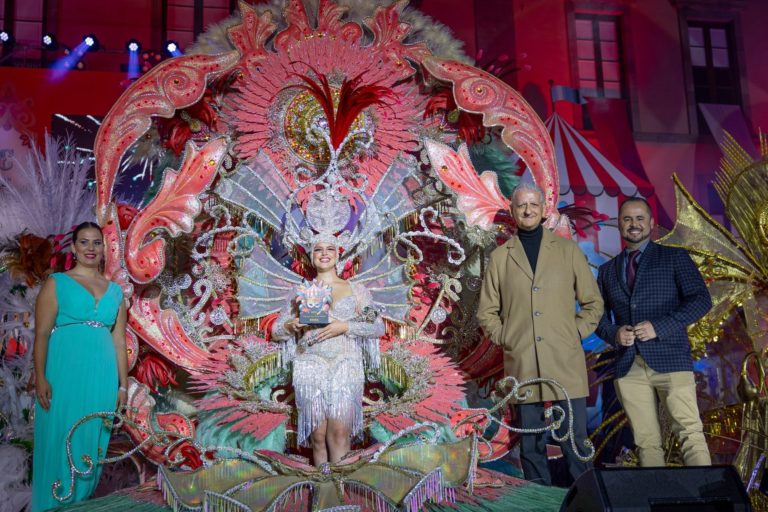 REINA CON ALCALDE, CONCEJAL DE FIESTAS Y PRIMERA DAMA DE HONOR DEL 2023
