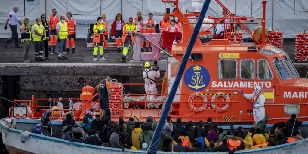 Llega un cayuco con cerca de 80 personas a la isla de El Hierro