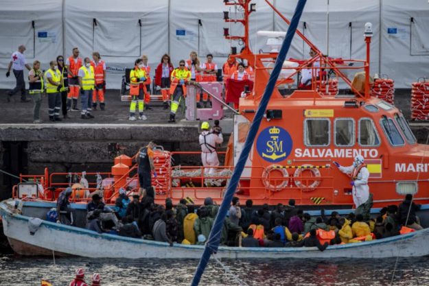 Llega un cayuco con cerca de 80 personas a la isla de El Hierro