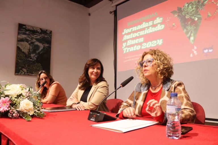 Vanessa Luis_Ravelo (centro) en un acto celebrado recientemente