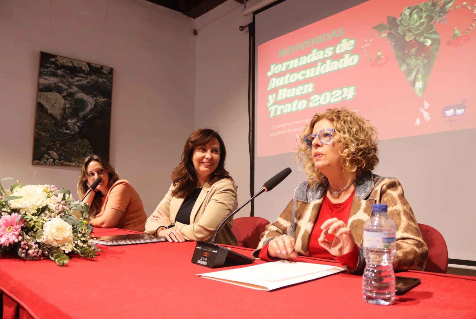 Vanessa Luis_Ravelo (centro) en un acto celebrado recientemente