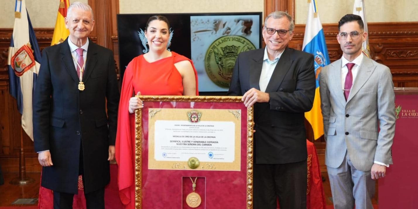 entrega medalla Alcalde, con presidenta y secretario de la cofradía y párroco 2