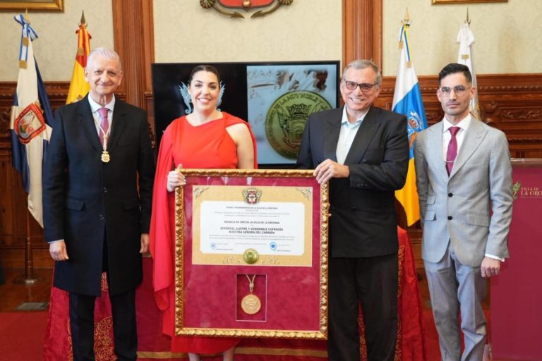 entrega medalla Alcalde, con presidenta y secretario de la cofradía y párroco 2