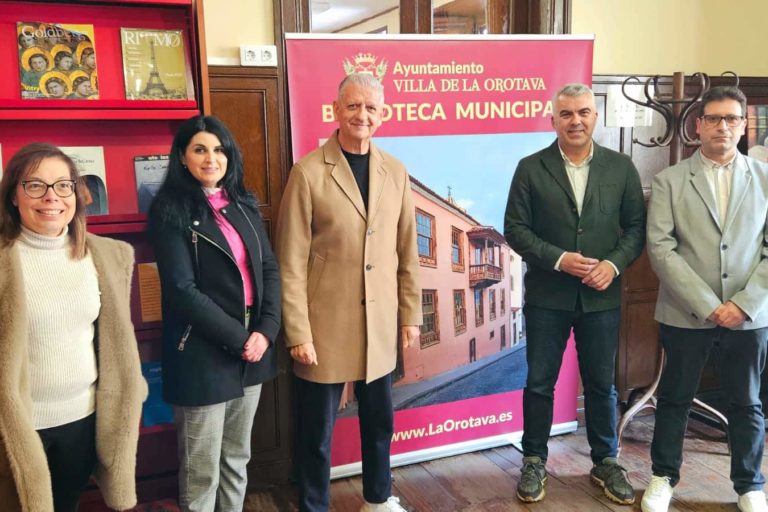 presentación, alcalde y concejal al centro, y trabajadores del centro