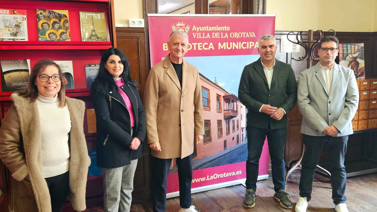 presentación, alcalde y concejal al centro, y trabajadores del centro