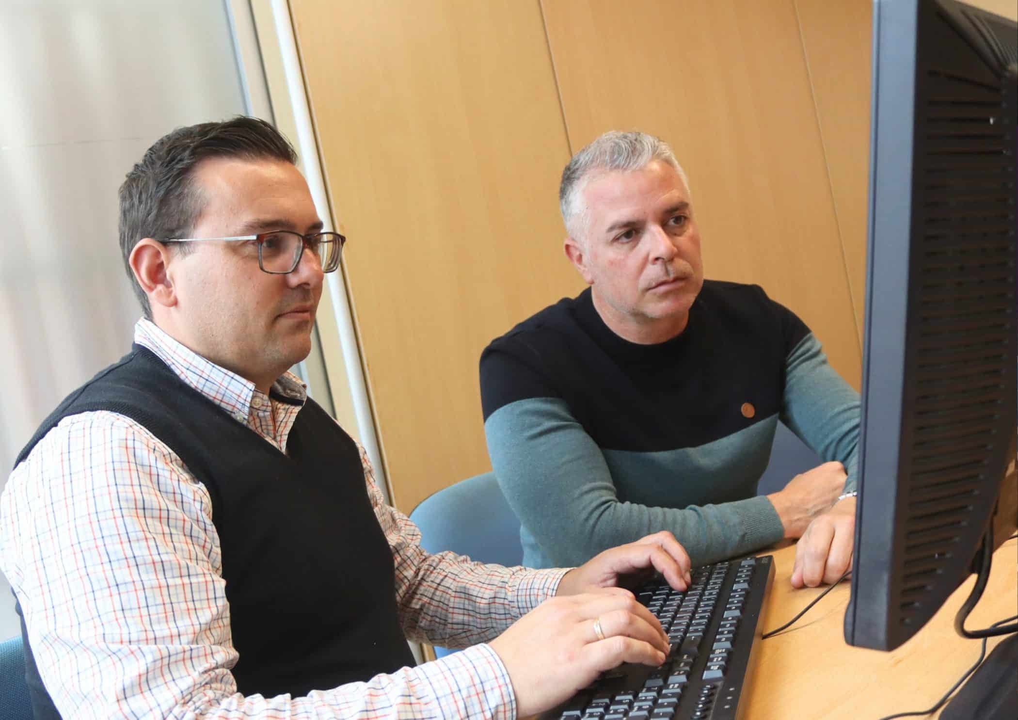 03_Suso Machado (dcha) junto al técnico municipal responsable del proyecto