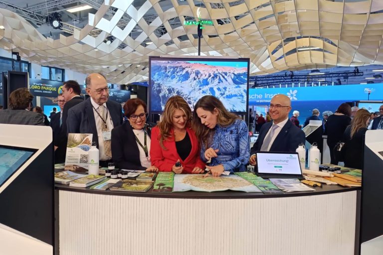040325 La consejera insular de Turismo, María Isabel Méndez, junto a la consejera regional, Jéssica de León, en el stand de La Gomera en la ITB de Berlín