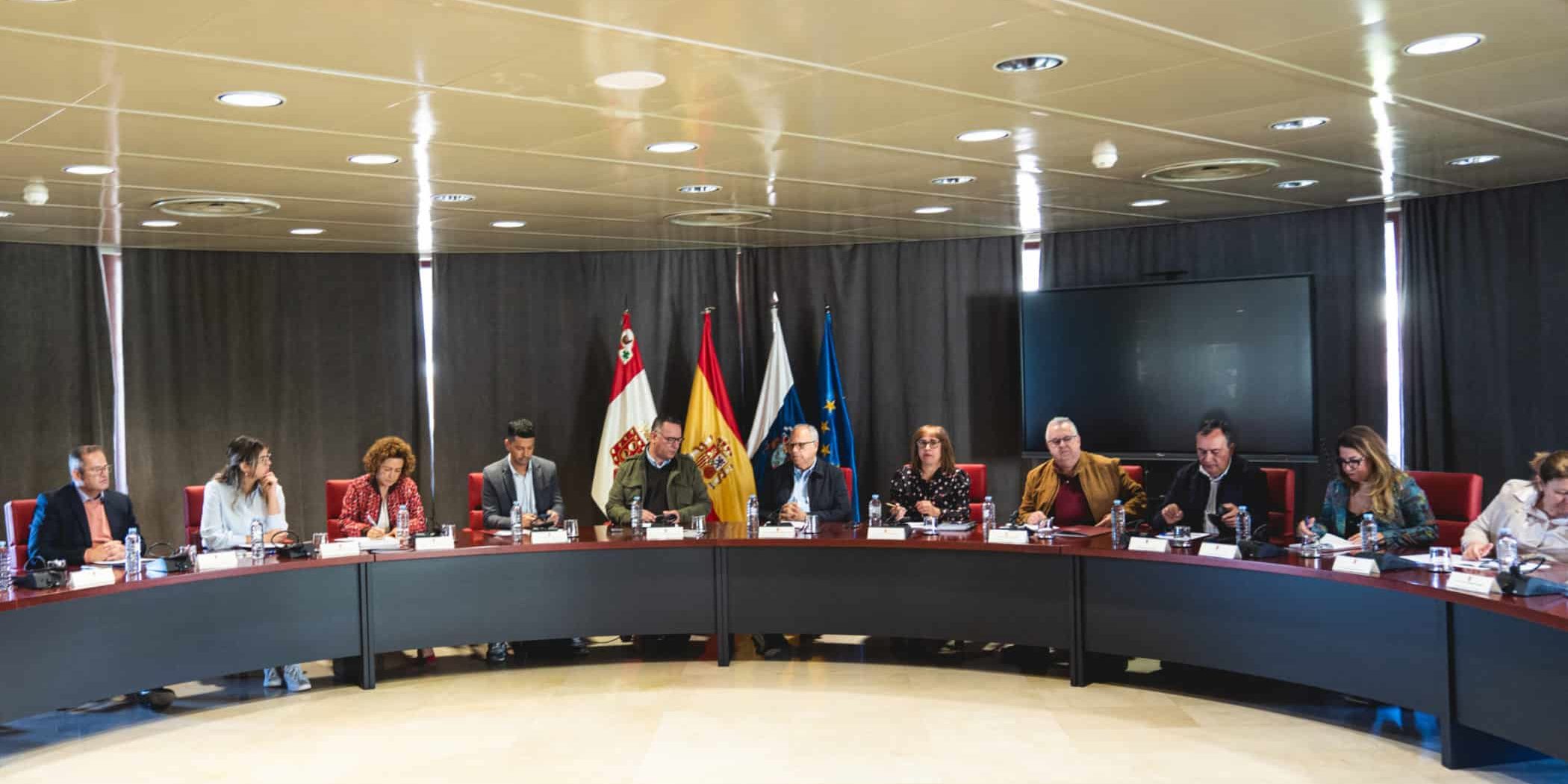 050325 Reunión del presidente del Cabildo de La Gomera y el consejero de Educación del Gobierno de Canarias con los ayuntamientos de la isla y la Dirección Insular de Educación en La Gomera