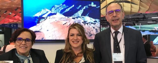 060325 La consejera insular de Turismo, María Isabel Méndez, junto al personal de información turística desplazado hasta la ITB de Berlín