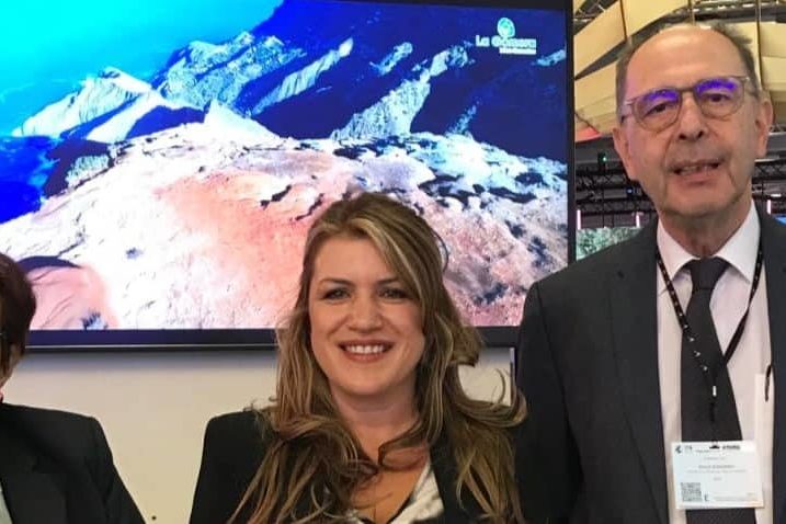 060325 La consejera insular de Turismo, María Isabel Méndez, junto al personal de información turística desplazado hasta la ITB de Berlín