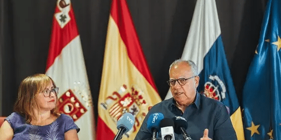 200325-Casimiro-Curbelo_-presidente-del-Cabildo-de-La-Gomera_-y-la-consejera-insular-de-Educación_-R