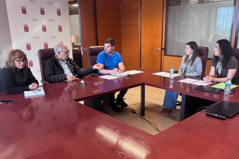 240325 Encuentro del presidente del Cabildo, Casimiro Curbelo, junto a los consejeros insulares de Cultura y Juventud, y parte de la junta directiva de la Asociación Joven Tagoror