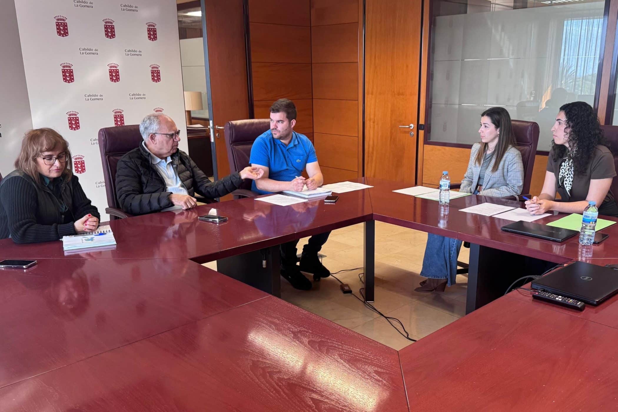 240325 Encuentro del presidente del Cabildo, Casimiro Curbelo, junto a los consejeros insulares de Cultura y Juventud, y parte de la junta directiva de la Asociación Joven Tagoror