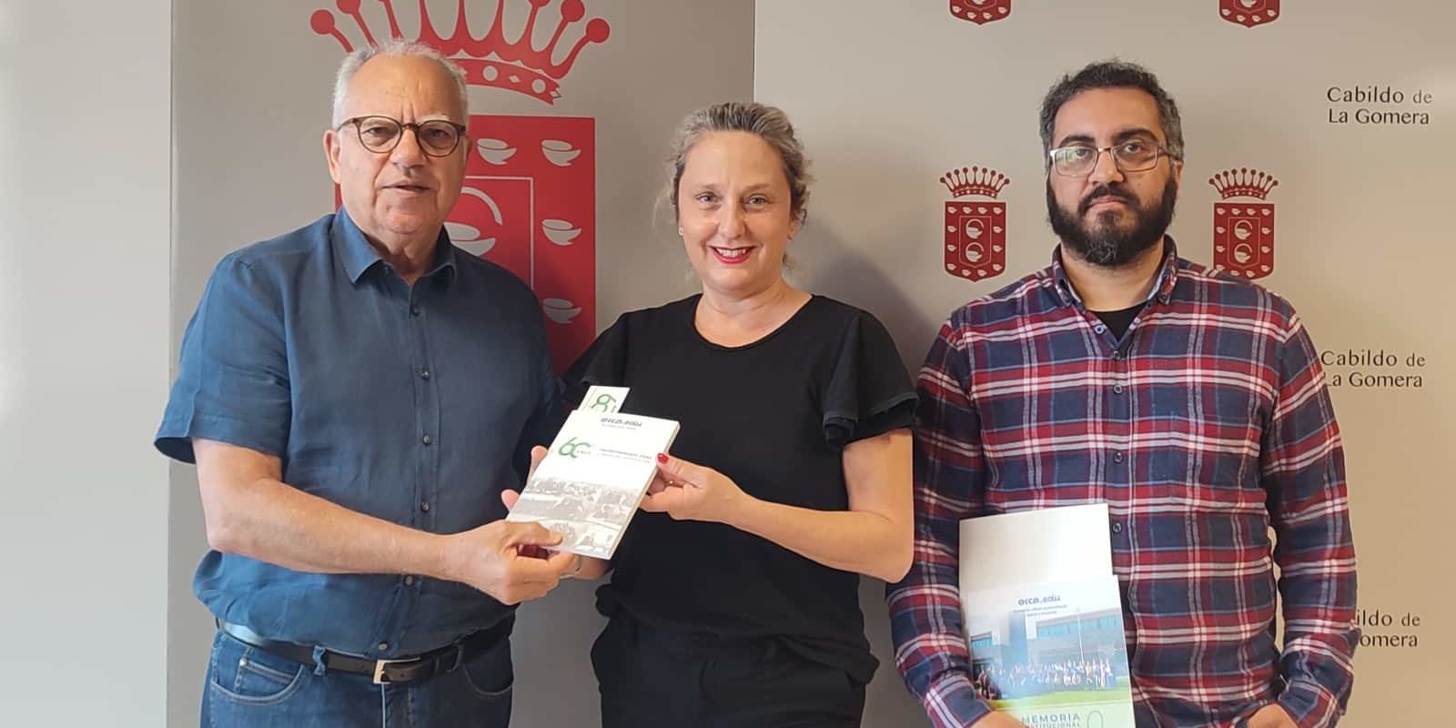 260325 El presidente del Cabildo de La Gomera junto a la delegada de ecca.edu en La Gomera, La Palma y El Hierro, y un docente de Educación Secundaria (1)