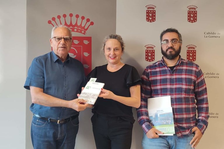 260325 El presidente del Cabildo de La Gomera junto a la delegada de ecca.edu en La Gomera, La Palma y El Hierro, y un docente de Educación Secundaria (1)